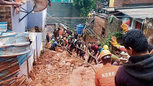 ঘূর্ণিঝড় ফেইনজালের অবশিষ্টাংশের প্রভাবে তামিল নাডুর বিভিন্ন অংশে অতি ভারি বৃষ্টিপাত হচ্ছে।